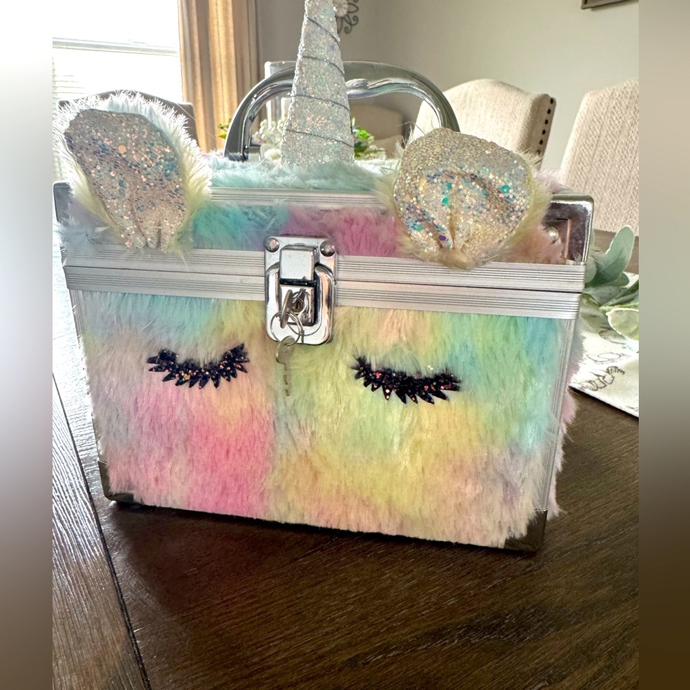 Girls fluffy unicorn makeup case w/key and lock